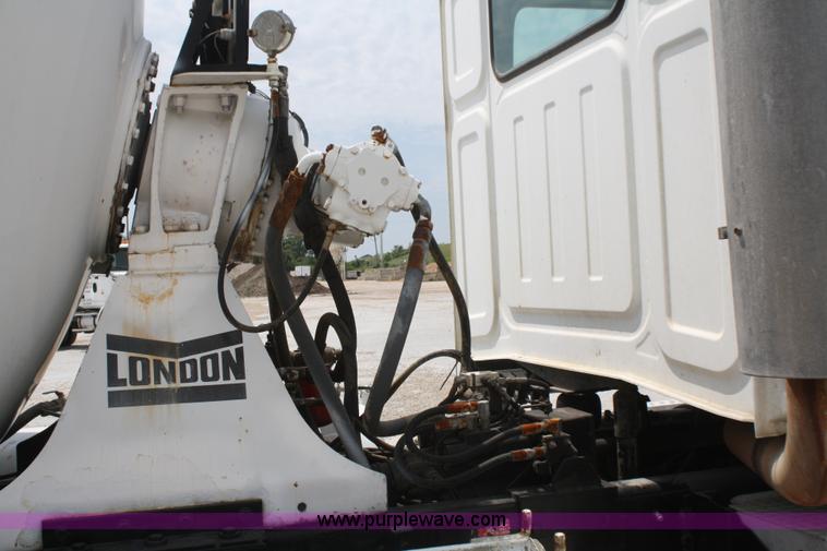 image for item B6767 1999 Western Star 4964FX concrete mixer truck