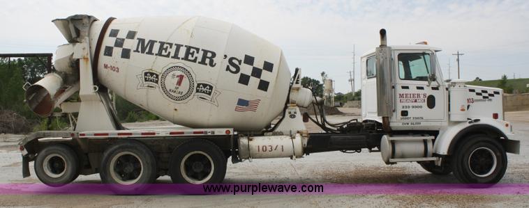 image for item B6768 2000 Western Star 4864FX concrete mixer truck