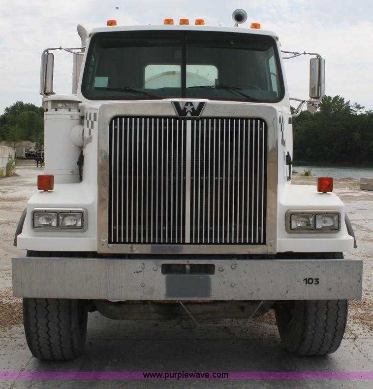 image for item B6768 2000 Western Star 4864FX concrete mixer truck