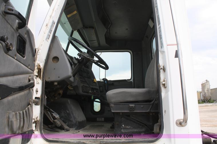 image for item B6768 2000 Western Star 4864FX concrete mixer truck