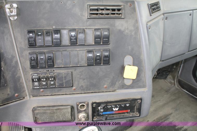 image for item B6768 2000 Western Star 4864FX concrete mixer truck