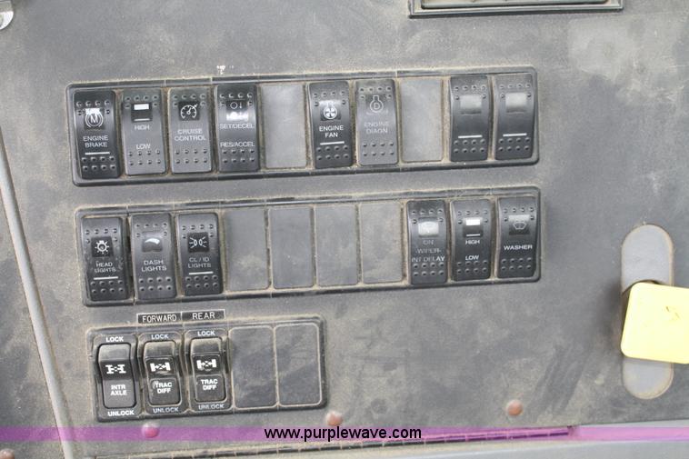 image for item B6768 2000 Western Star 4864FX concrete mixer truck