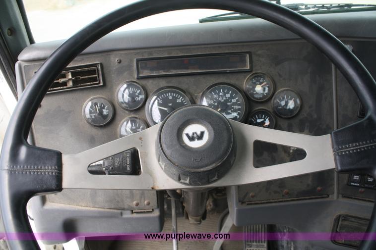 image for item B6768 2000 Western Star 4864FX concrete mixer truck