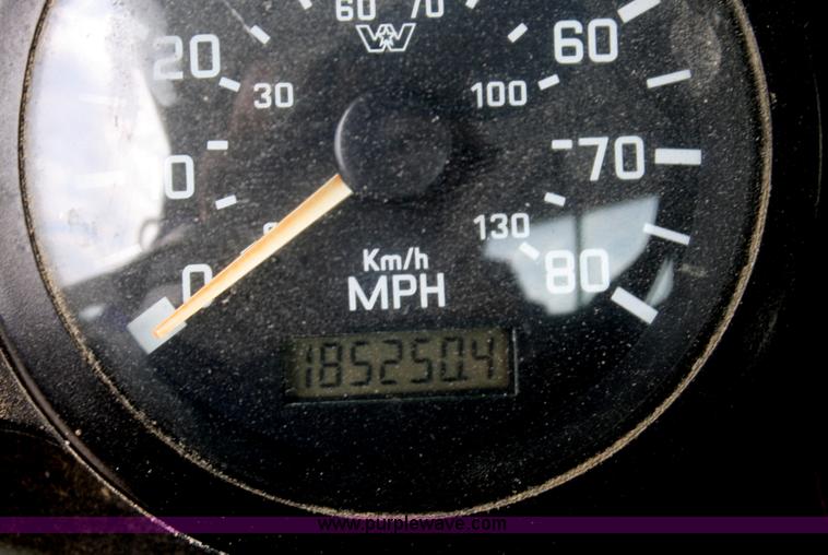 image for item B6768 2000 Western Star 4864FX concrete mixer truck