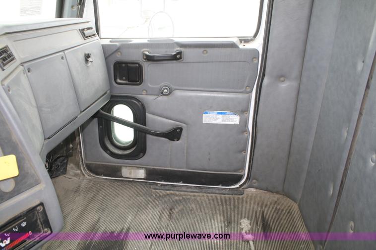 image for item B6768 2000 Western Star 4864FX concrete mixer truck