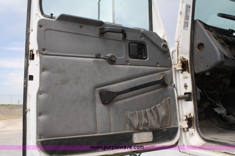 image for item B6768 2000 Western Star 4864FX concrete mixer truck
