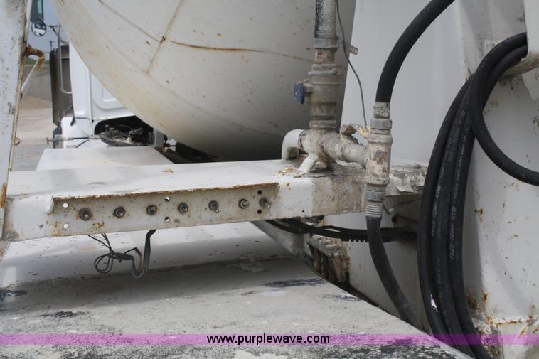 image for item B6768 2000 Western Star 4864FX concrete mixer truck