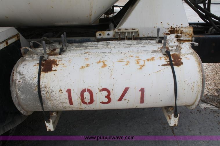 image for item B6768 2000 Western Star 4864FX concrete mixer truck