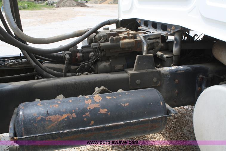 image for item B6768 2000 Western Star 4864FX concrete mixer truck