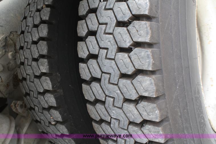 image for item B6768 2000 Western Star 4864FX concrete mixer truck