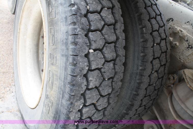 image for item B6768 2000 Western Star 4864FX concrete mixer truck