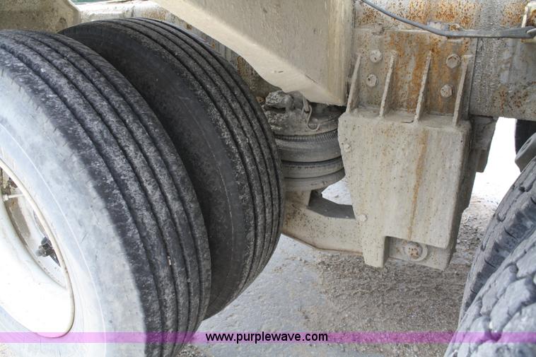 image for item B6768 2000 Western Star 4864FX concrete mixer truck