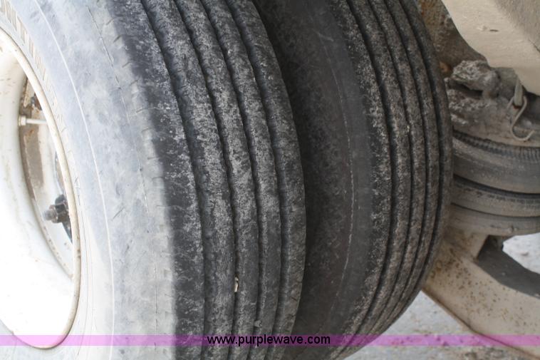 image for item B6768 2000 Western Star 4864FX concrete mixer truck