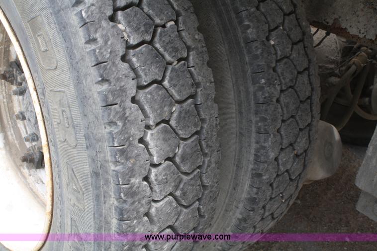 image for item B6768 2000 Western Star 4864FX concrete mixer truck