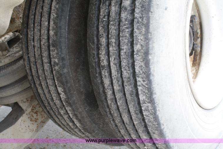 image for item B6768 2000 Western Star 4864FX concrete mixer truck