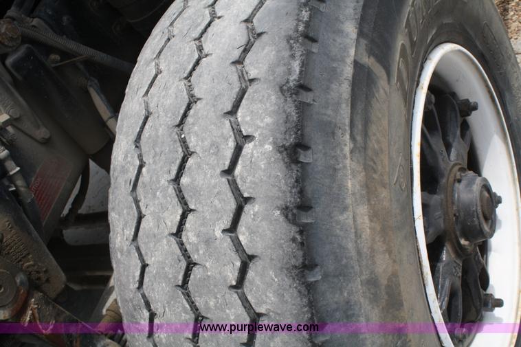 image for item B6768 2000 Western Star 4864FX concrete mixer truck