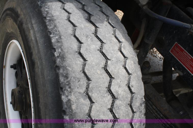 image for item B6768 2000 Western Star 4864FX concrete mixer truck