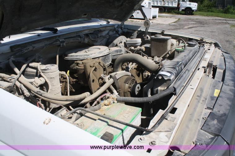 image for item B6787 1994 Ford F350 XL flatbed pickup truck
