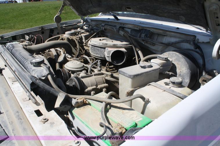 image for item B6787 1994 Ford F350 XL flatbed pickup truck