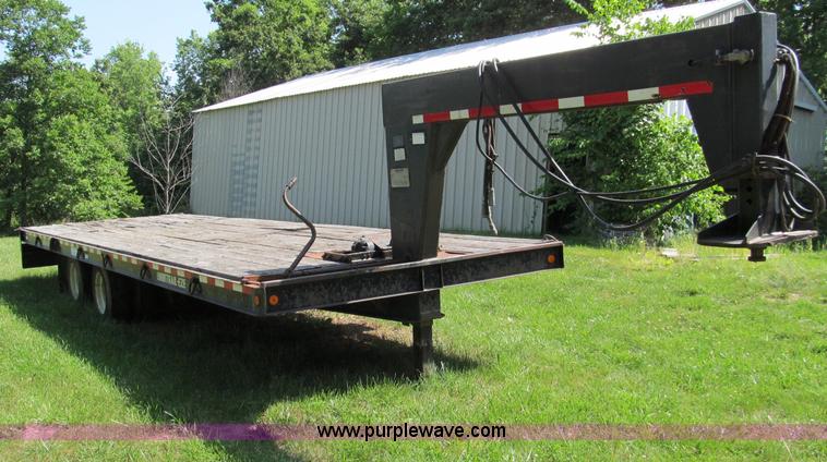 image for item C2193 1995 Trail-Eze 28' gooseneck trailer with hydraulic dovetail
