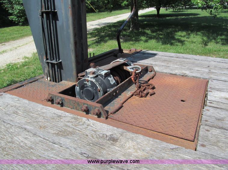 image for item C2193 1995 Trail-Eze 28' gooseneck trailer with hydraulic dovetail