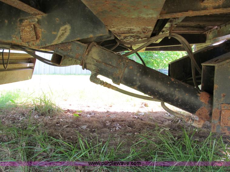 image for item C2193 1995 Trail-Eze 28' gooseneck trailer with hydraulic dovetail