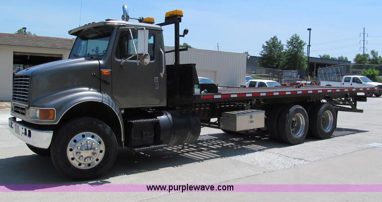 image for item C2196 1990 International 8100 rollback truck