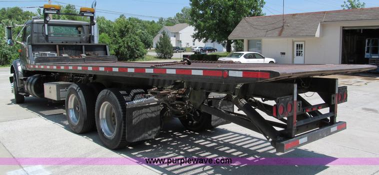 image for item C2196 1990 International 8100 rollback truck