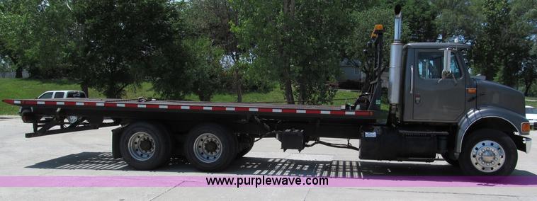 image for item C2196 1990 International 8100 rollback truck