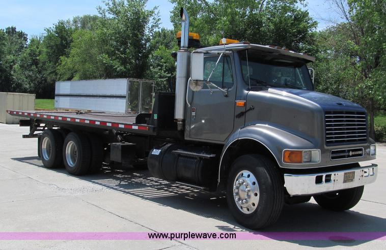 image for item C2196 1990 International 8100 rollback truck