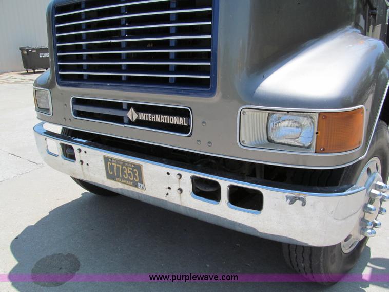 image for item C2196 1990 International 8100 rollback truck