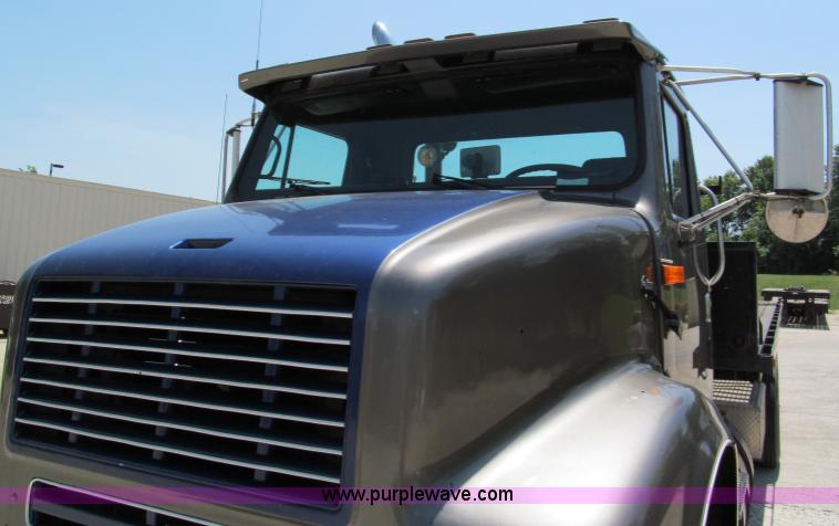 image for item C2196 1990 International 8100 rollback truck