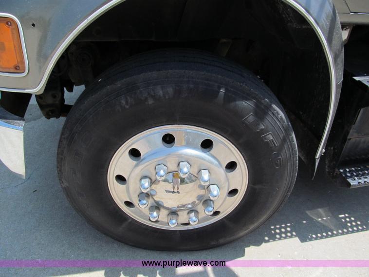 image for item C2196 1990 International 8100 rollback truck