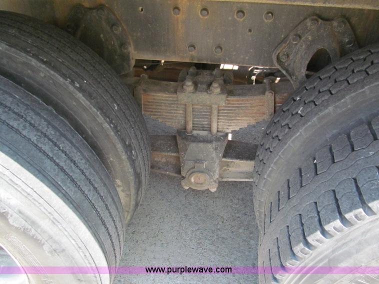 image for item C2196 1990 International 8100 rollback truck