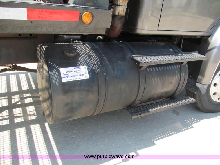 image for item C2196 1990 International 8100 rollback truck