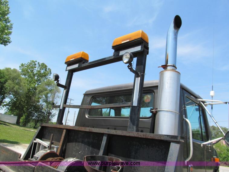 image for item C2196 1990 International 8100 rollback truck