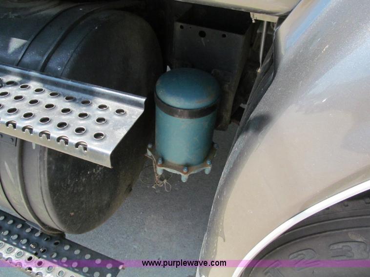 image for item C2196 1990 International 8100 rollback truck