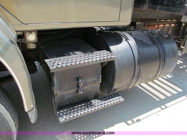 image for item C2196 1990 International 8100 rollback truck