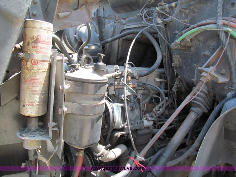 image for item C2196 1990 International 8100 rollback truck