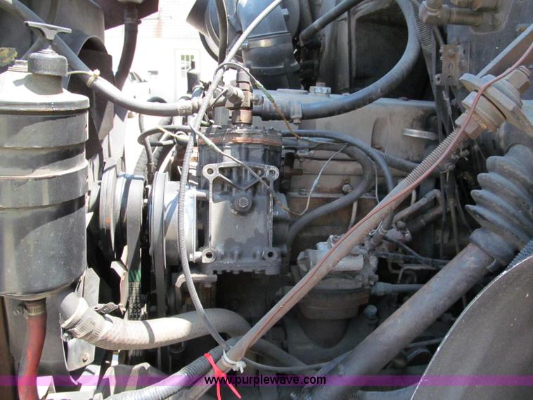 image for item C2196 1990 International 8100 rollback truck