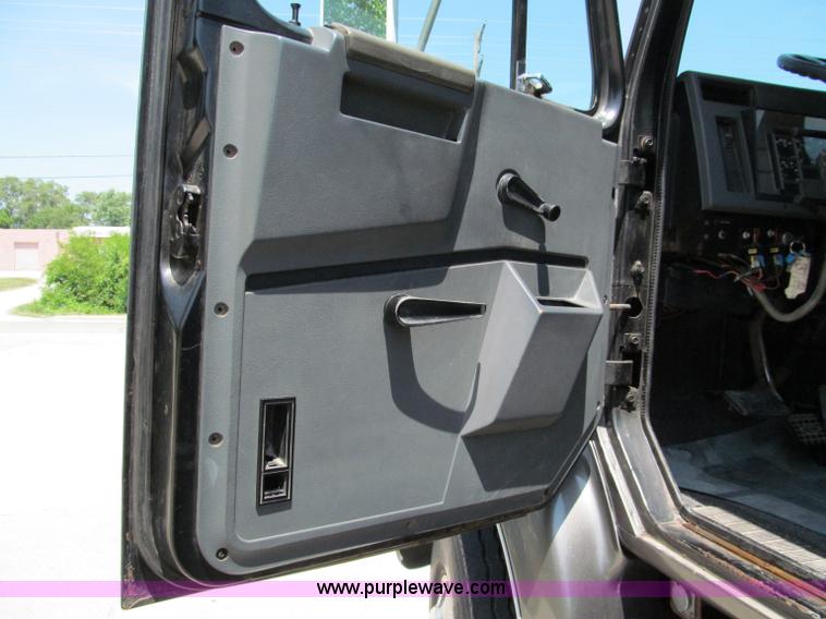 image for item C2196 1990 International 8100 rollback truck