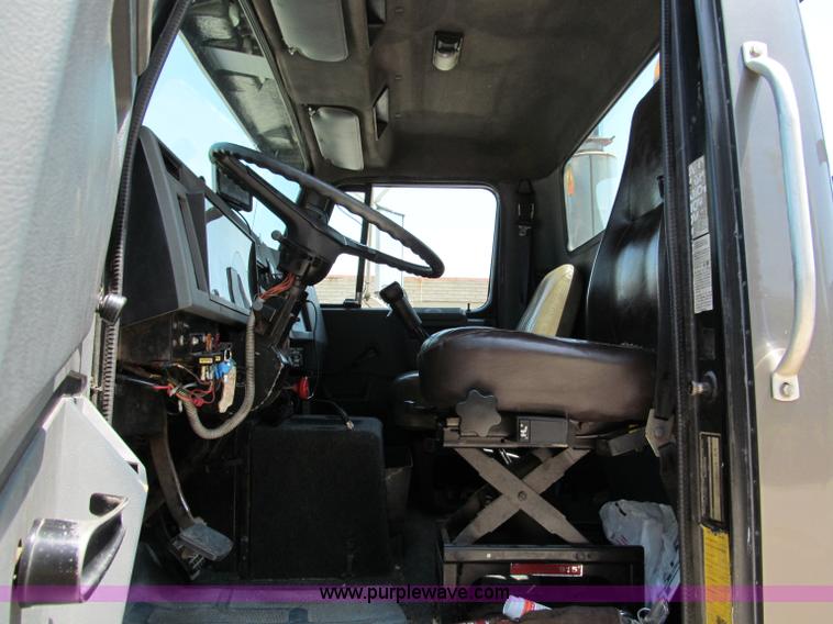 image for item C2196 1990 International 8100 rollback truck