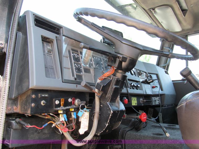 image for item C2196 1990 International 8100 rollback truck