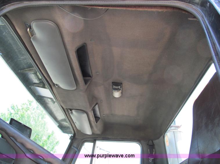 image for item C2196 1990 International 8100 rollback truck