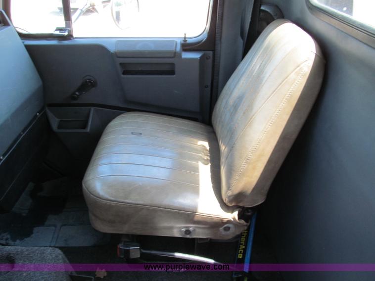 image for item C2196 1990 International 8100 rollback truck