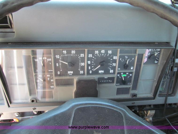 image for item C2196 1990 International 8100 rollback truck