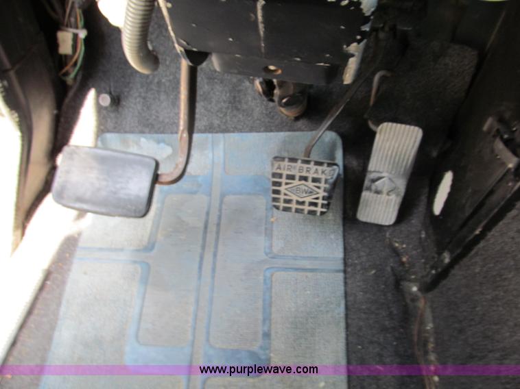 image for item C2196 1990 International 8100 rollback truck