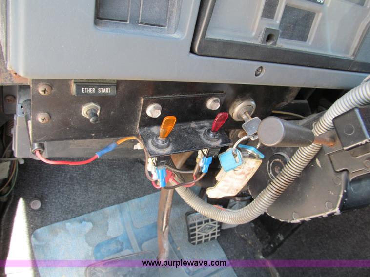 image for item C2196 1990 International 8100 rollback truck