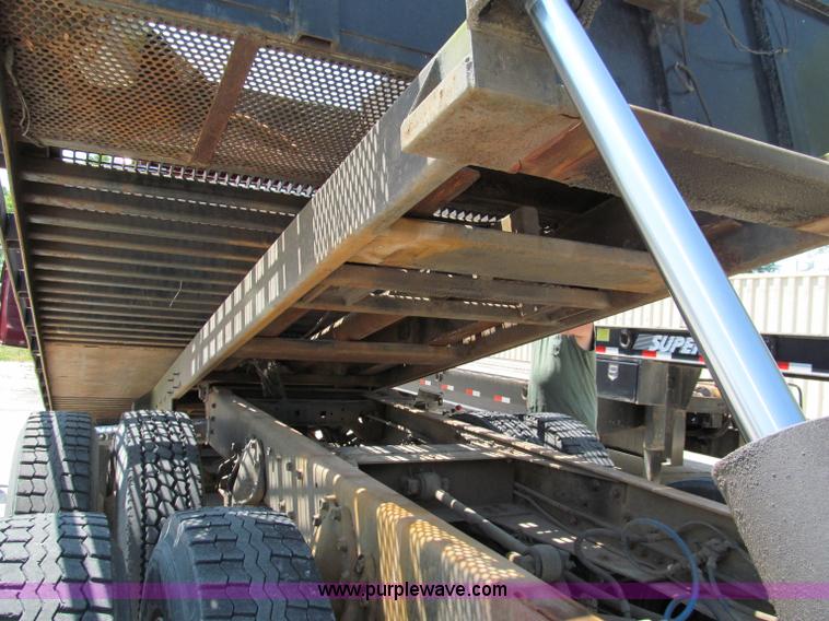 image for item C2196 1990 International 8100 rollback truck