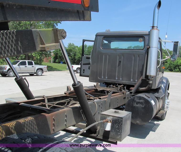 image for item C2196 1990 International 8100 rollback truck